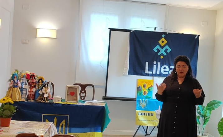 A volunteer of Lilea talking in front of a crowd