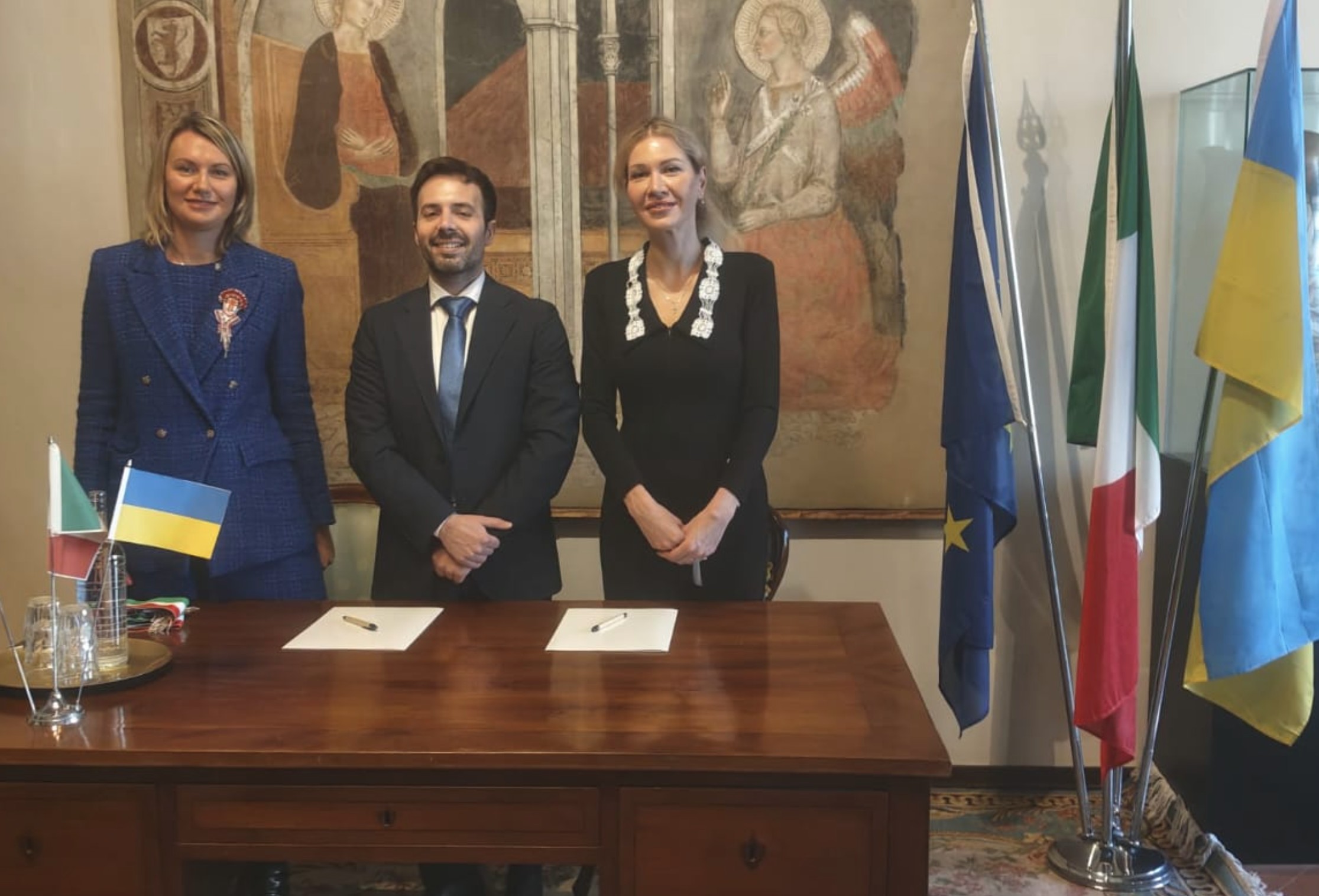 Dignitaries and politicians, together with representatives from Lilea, performing the twinning ceremony