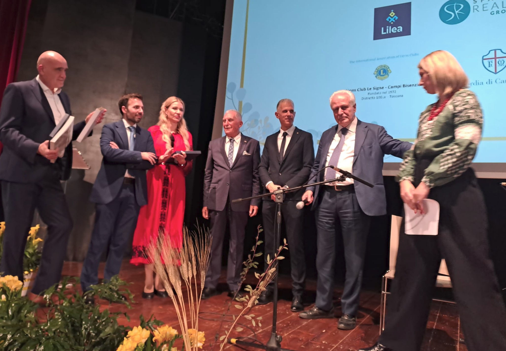 Dignitaries and politicians, together with representatives from Lilea, performing the twinning ceremony