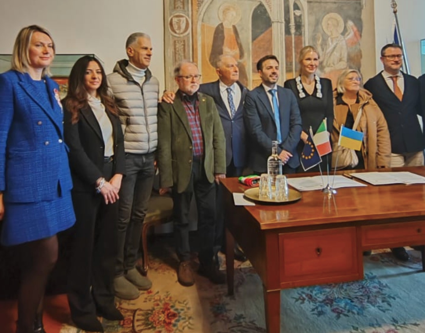 Dignitaries and politicians, together with representatives from Lilea, performing the twinning ceremony