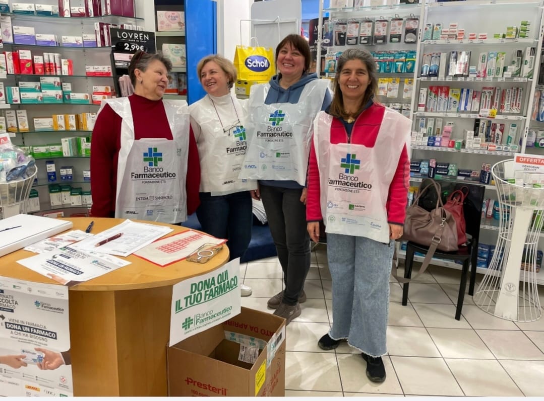 Volunteers wearing Banco Farmaceutico clothing gathering drugs in a pharmacy