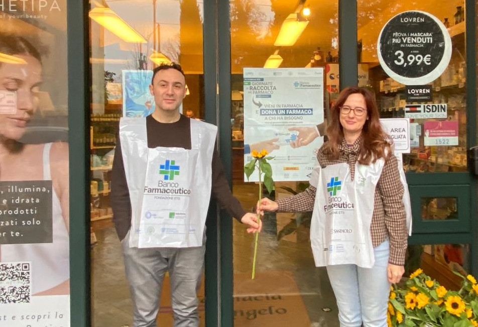 Volunteers wearing Banco Farmaceutico clothing gathering drugs in a pharmacy